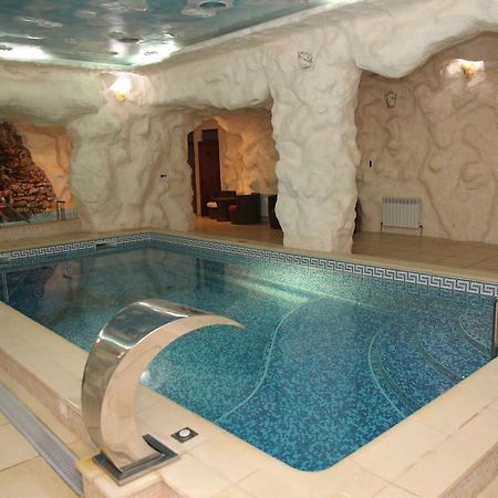 Kleopatra Vip Hotel Kamianets Podilskyi Bagian luar foto