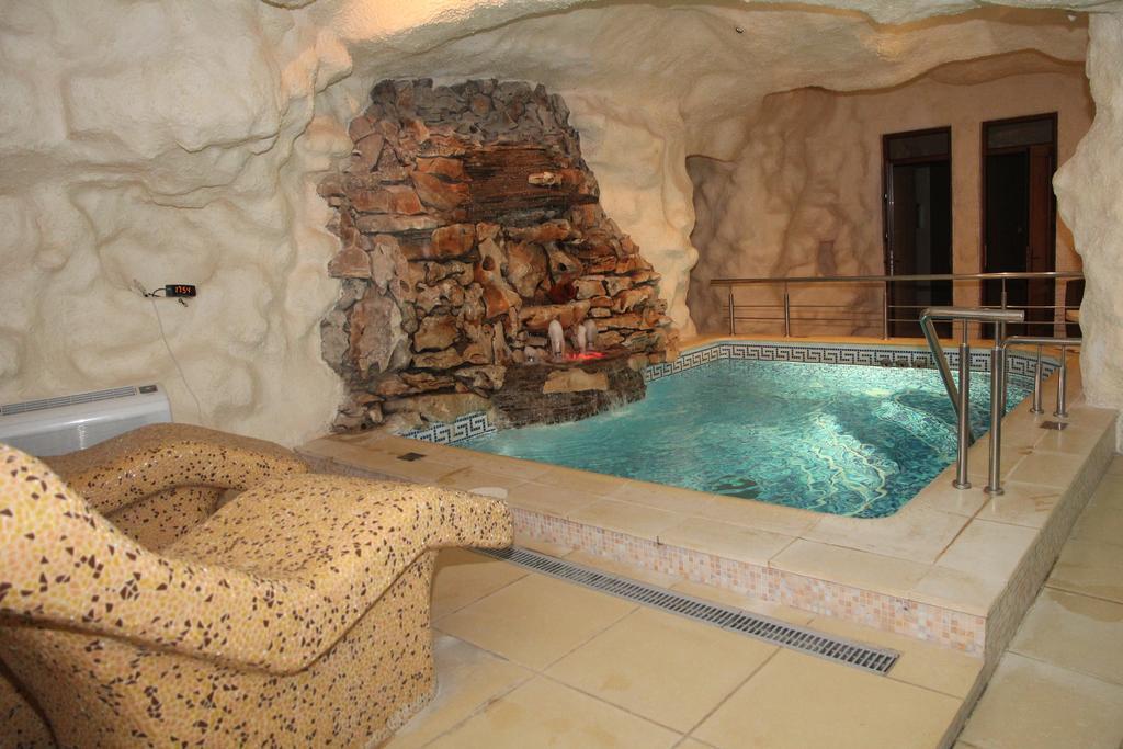 Kleopatra Vip Hotel Kamianets Podilskyi Bagian luar foto