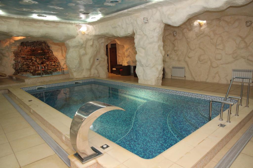 Kleopatra Vip Hotel Kamianets Podilskyi Bagian luar foto