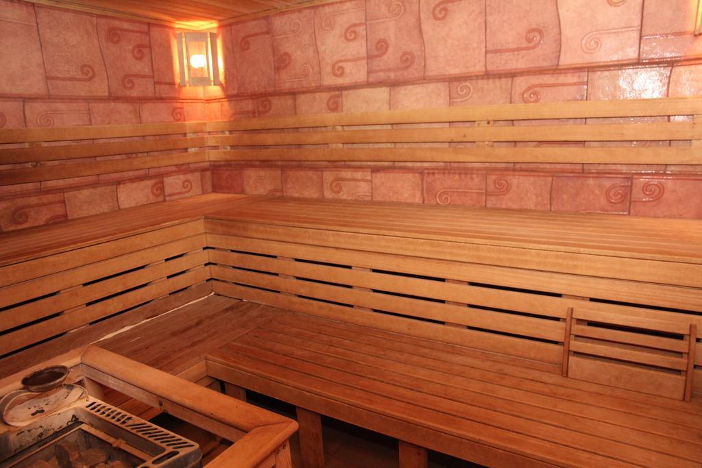 Kleopatra Vip Hotel Kamianets Podilskyi Bagian luar foto