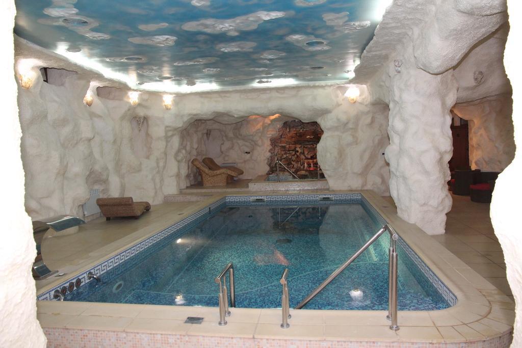 Kleopatra Vip Hotel Kamianets Podilskyi Bagian luar foto