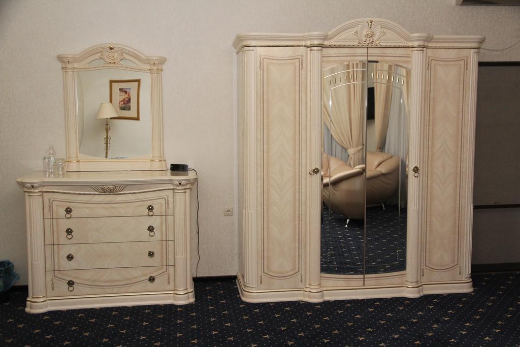 Kleopatra Vip Hotel Kamianets Podilskyi Bagian luar foto