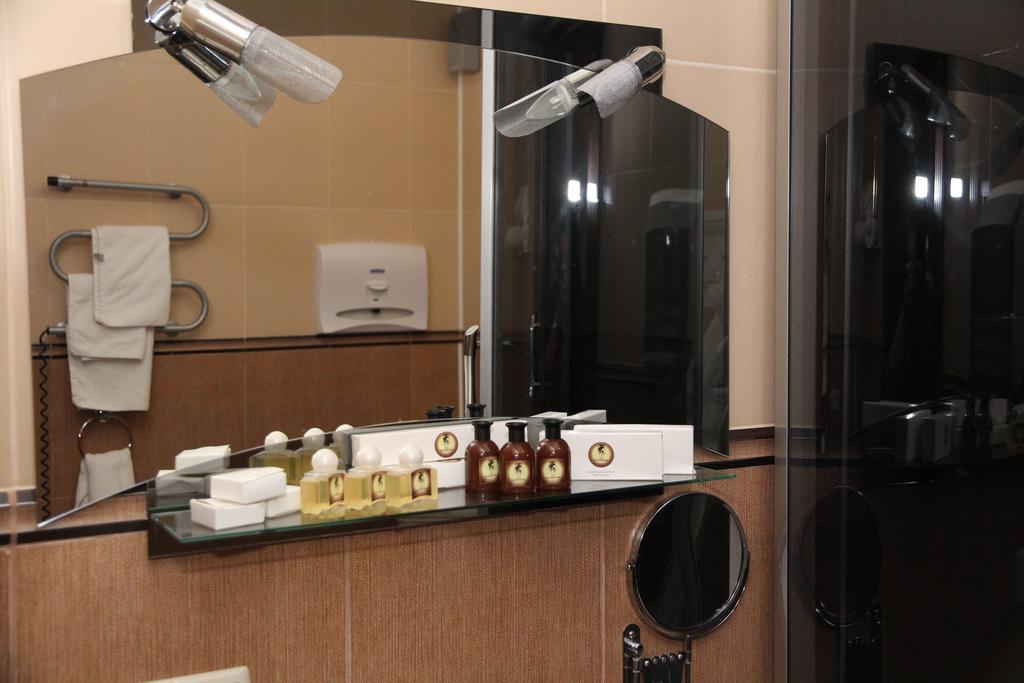 Kleopatra Vip Hotel Kamianets Podilskyi Bagian luar foto