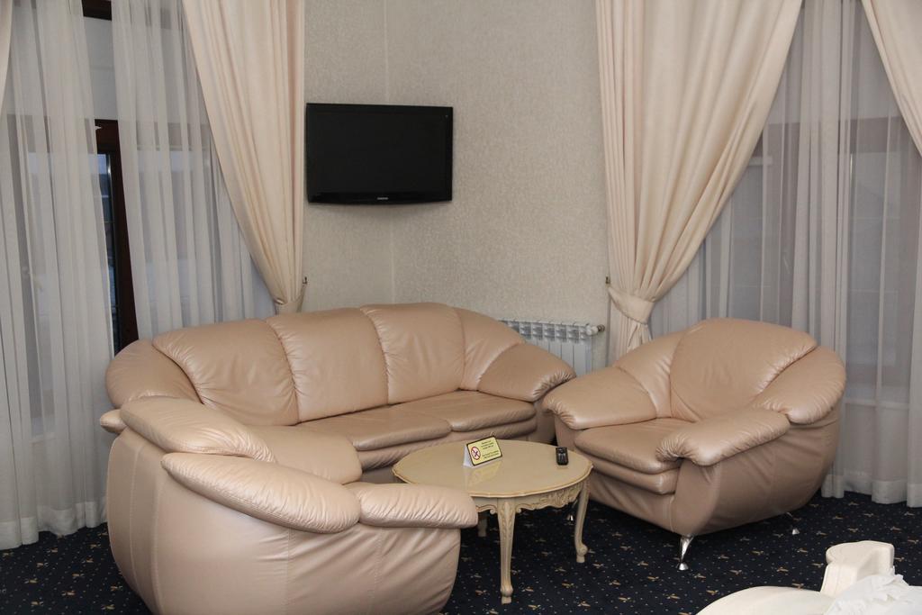 Kleopatra Vip Hotel Kamianets Podilskyi Bagian luar foto