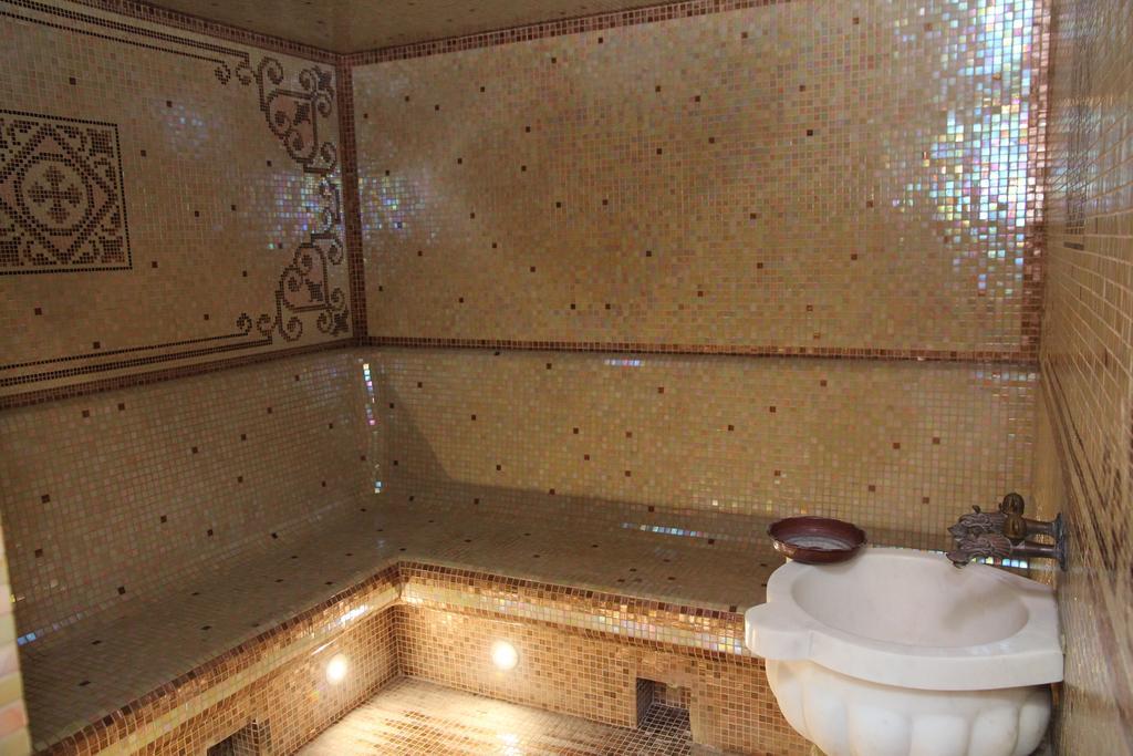 Kleopatra Vip Hotel Kamianets Podilskyi Bagian luar foto